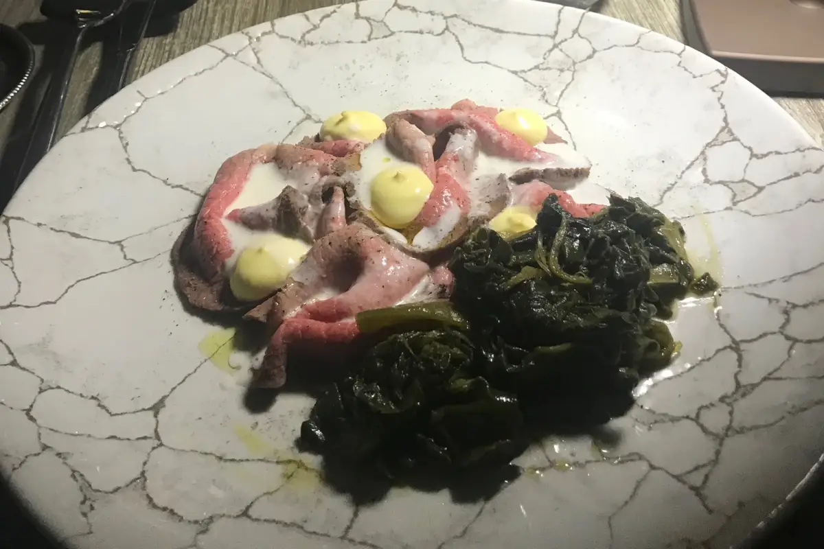 Il carpaccio di manzo&nbsp; La Societ&agrave;, incontrarsi a Milano tra sapori e profumi