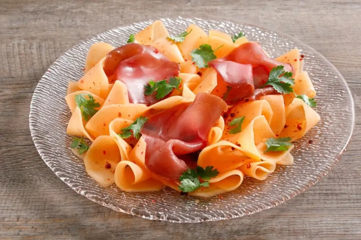Carpaccio di melone con olio di semi di vinacciolo e tonno affuicato Carpaccio di melone marinato con olio di semi di vinacciolo Zucchi e tonno affumicato