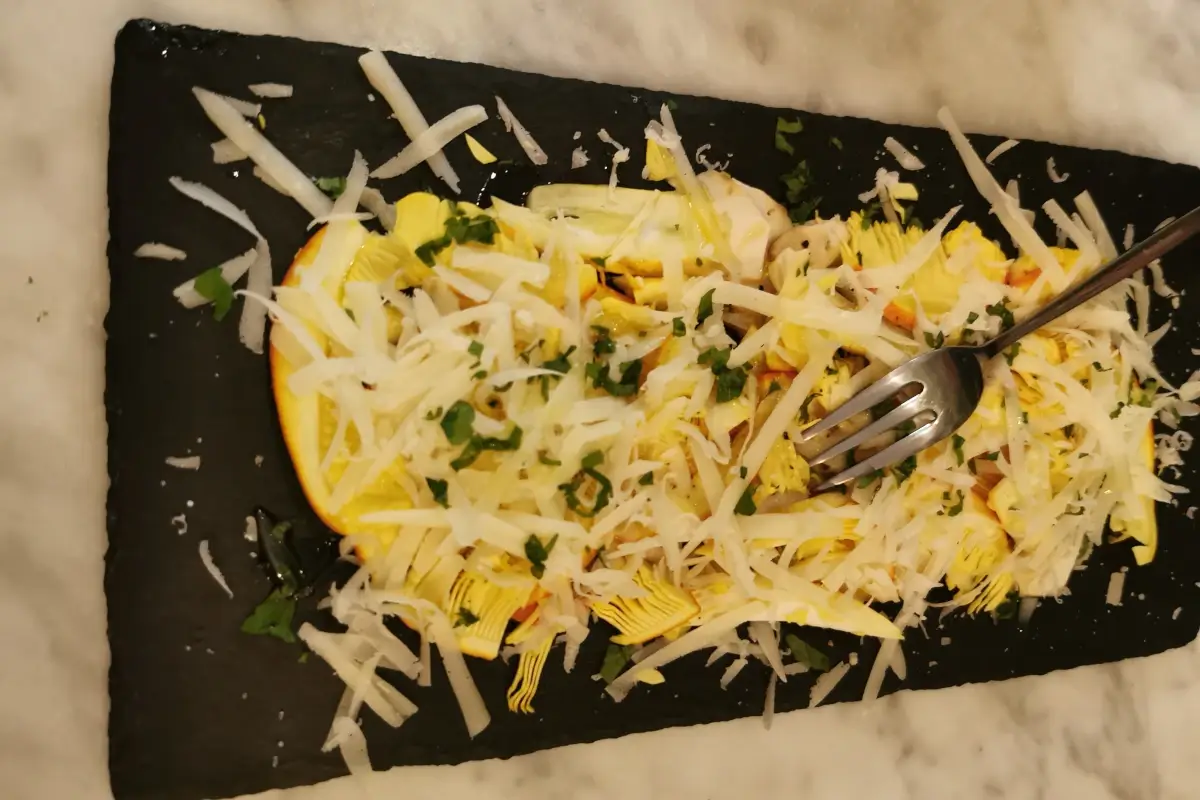 Carpaccio di ovuli con scaglie di grana proposto da Osteria Cucinoteca Il Grand Tour delle Marche fa tappa a “Cagli, Terre del fungo”