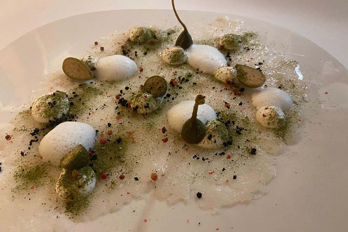 Carpaccio di baccalà con fiori di cappero e maionese di baccalà La cucina romana, e non solo, con quel tocco in più a Le Tamerici