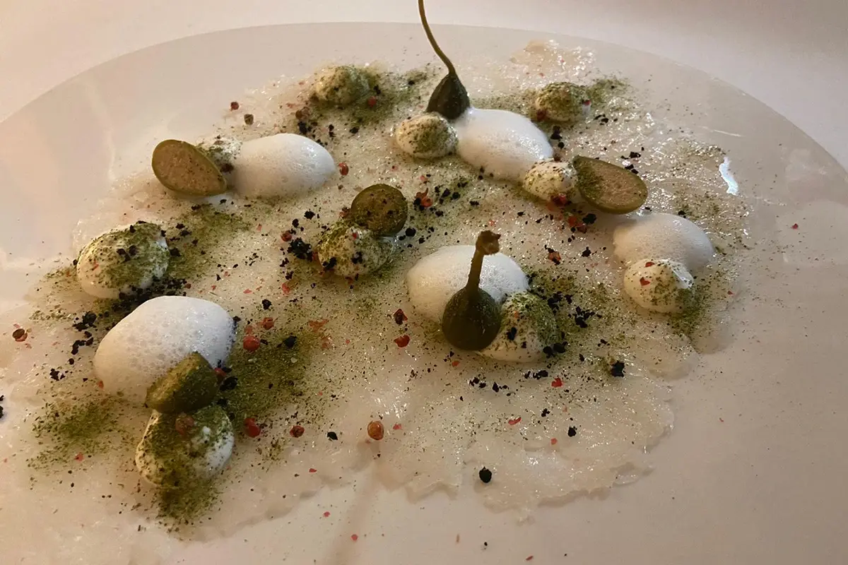 Carpaccio di baccalà con fiori di cappero e maionese di baccalà La cucina romana, e non solo, con quel tocco in più a Le Tamerici