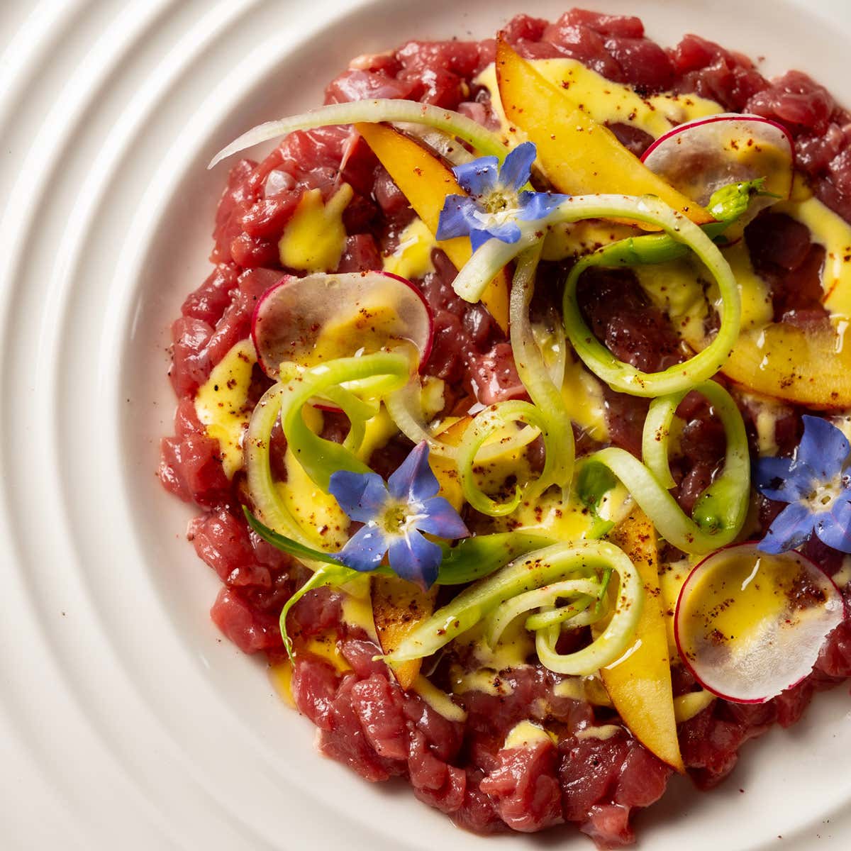 Carpaccio di vitello con salsa olandese allo zafferano, puntarelle e rucola Tenuta Tedone