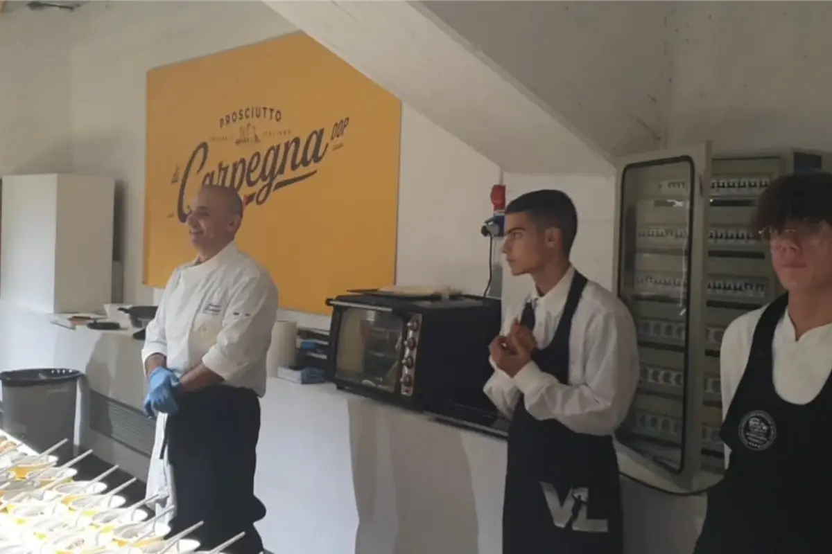 A Pesaro si mangia prosciutto di Carpegna e tartufo durante l'intervallo della partita di basket
