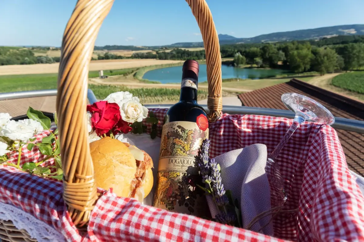 Merenda vista lago&nbsp;Carpineto&nbsp;Alla Tenuta del Vino Nobile di&nbsp;Carpineto&nbsp;i protagonisti sono street food e wine