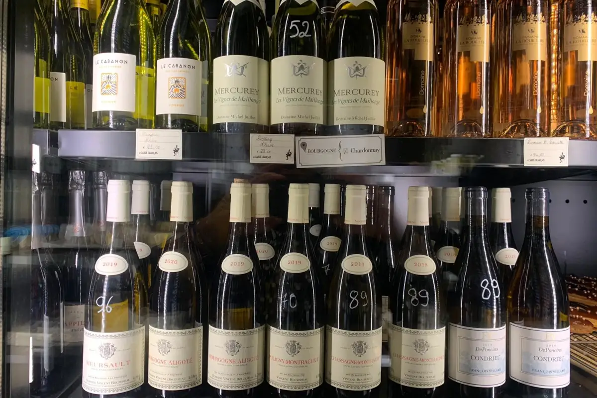 La cave dei vini Le Carr&eacute; Fran&ccedil;ais, goloso angolo di Bretagna a Roma