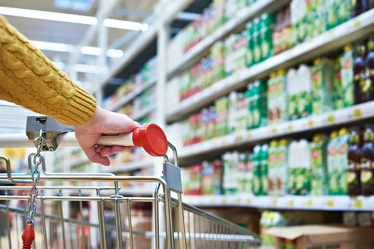 Il caro prezzi taglia del 3,3% le quantit&agrave; di prodotti alimentari acquistate dagli italiani nel 2022&nbsp; Caro vita, gli italiani comprano meno e al discount