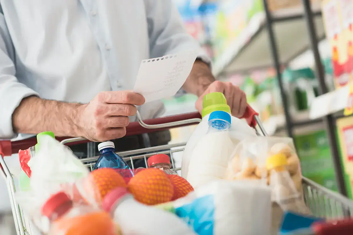 Secondo l'Istat il costo del carello della spesa &egrave; cresciuto del +1,2% a settembre su base annua Carburante pi&ugrave; caro, il costo si paga in viaggio e (presto) al supermercato