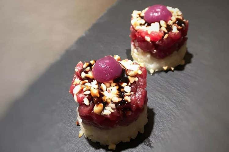 Il sushi con la carne del cuoco Emanuele Sepielli - Sushi di scottona e sakè A Casa Flaiano l'estro di Sepielli