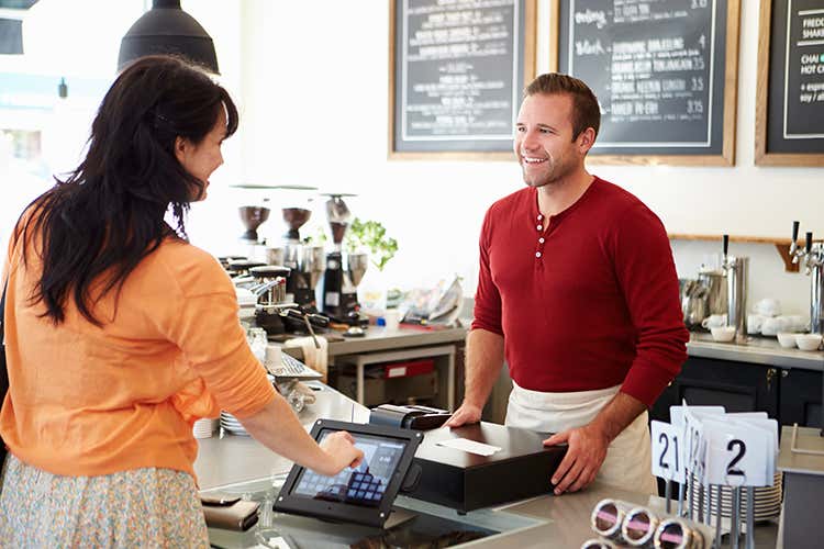 Si accende il dibattito sui pagamenti nei pubblici esercizi (Carta o contanti? L’Horeca si divide)