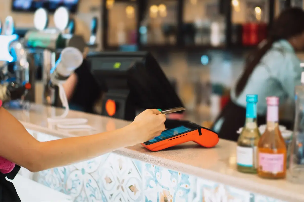 Non sar&agrave; pi&ugrave; obbligatorio accettare pagamenti elettronici sotto i 30 euro&nbsp; Pos, fino a 30 euro non c'&egrave; pi&ugrave; obbligo e spariscono le sanzioni