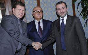 l giornalista di Telelombardia Gianluca Rossi (a sin), vincitore del premio giornalistico Ascovilo, riceve il riconoscimento dalle mani dell'assessore regionale all'Agricoltura, Luca Daniel Ferrazzi (a destra) e dallo storico produttore vinicolo, Pietro Nera