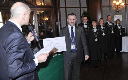 Il presidente dell'Ais Lombardia, Luca Bandirali, conferisce all'assessore regionale all'Agricoltura, Luca Daniel Ferrazzi, il titolo di "Sommelier onorario" Il presidente dell'Ais Lombardia, Luca Bandirali, conferisce all'assessore regionale all'Agricoltura, Luca Daniel Ferrazzi, il titolo di "Sommelier onorario"