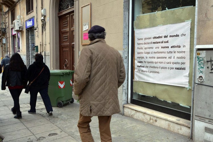(Un cartello davanti alla loro gastronomia «Qui non c’è spazio per mafiosi e razzisti»)