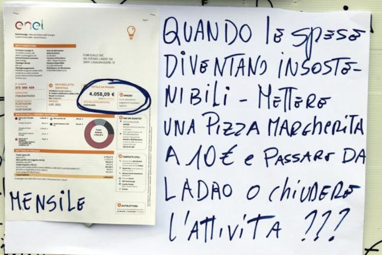 Il cartello esposto da Alberto Rovati sulla fetrina della pizzeria (foto Corriere della Sera) Insieme al menu anche la bolletta: “Ecco perché la mia pizza costa 10 euro”