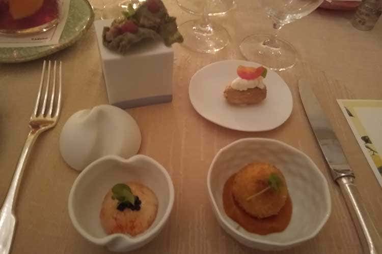 Gli assaggini di benvenuto Al Belvedere dell'Hotel Caruso lo chef Di Raffaele fa incontrare terra e mare nei piatti