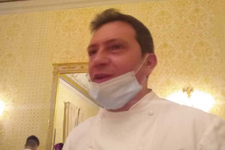 Lo chef Mimmo Di Raffaele Al Belvedere dell'Hotel Caruso lo chef Di Raffaele fa incontrare terra e mare nei piatti Lo chef Mimmo Di Raffaele Al Belvedere dell'Hotel Caruso lo chef Di Raffaele fa incontrare terra e mare nei piatti