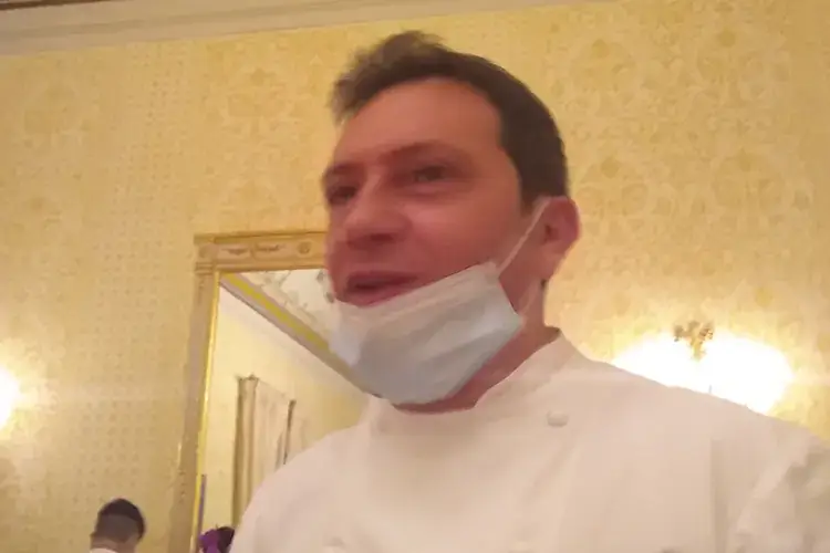 Lo chef Mimmo Di Raffaele Al Belvedere dell'Hotel Caruso lo chef Di Raffaele fa incontrare terra e mare nei piatti