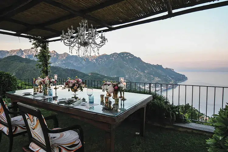 Un tavolo al Belvedere, ristorante del Belmond Hotel Caruso Al Belvedere dell'Hotel Caruso lo chef Di Raffaele fa incontrare terra e mare nei piatti