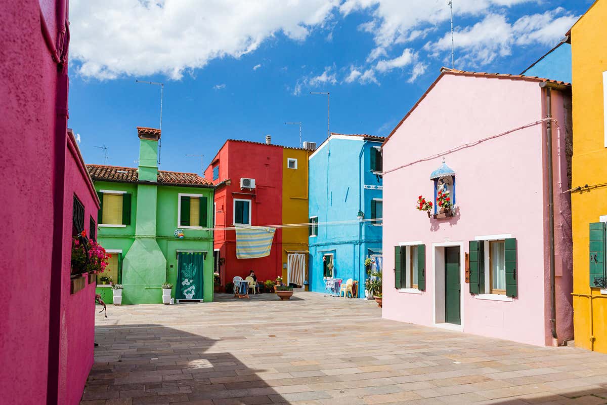 Casa Burano: cinque case del borgo recuperate e ristrutturate Fonte: Facebook Casa Burano: cinque case del borgo recuperate e ristrutturate Natale super classico? Perché non dormire in un ''presepe''! Ecco tre hotel
