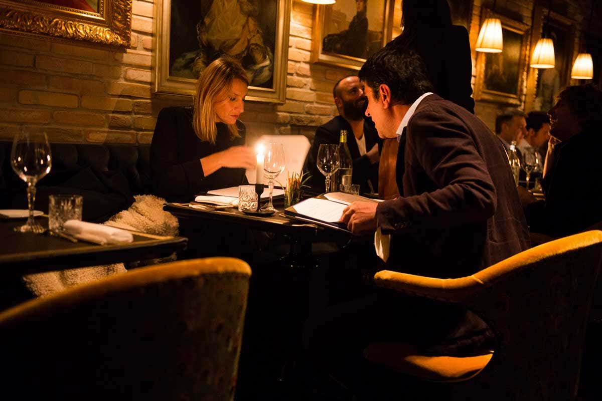 Clienti intenti a ordinare Dall'aperitivo al dopocena, a Casa Coppelle un'esperienza senza interruzioni