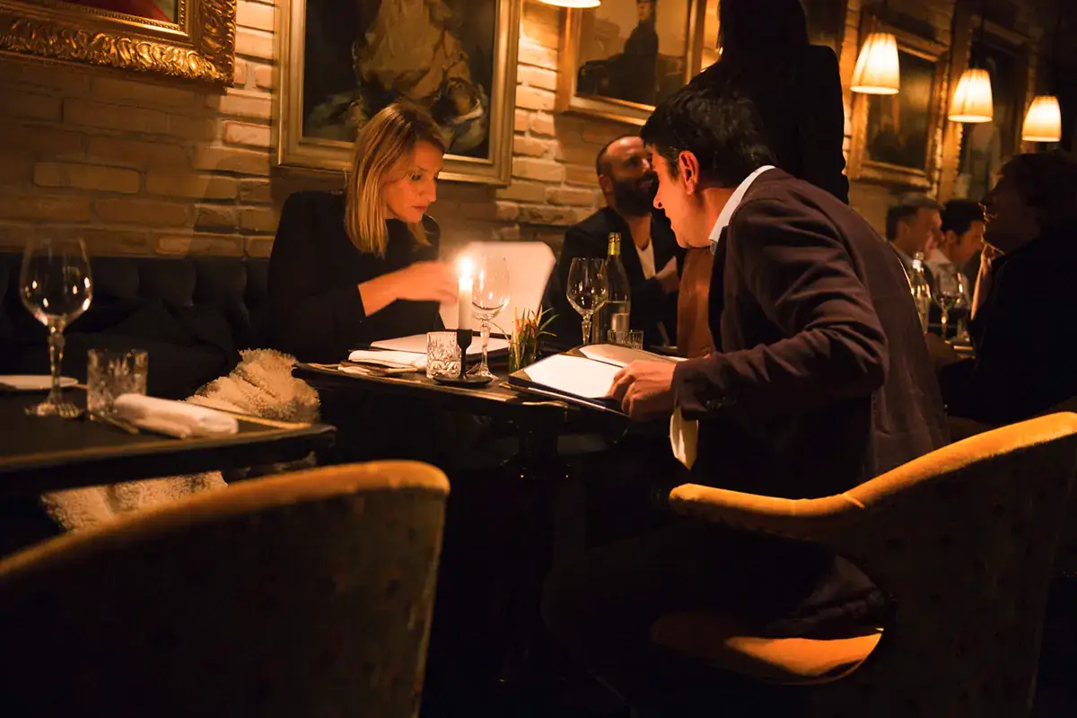 Clienti intenti a ordinare Dall'aperitivo al dopocena, a Casa Coppelle un'esperienza senza interruzioni