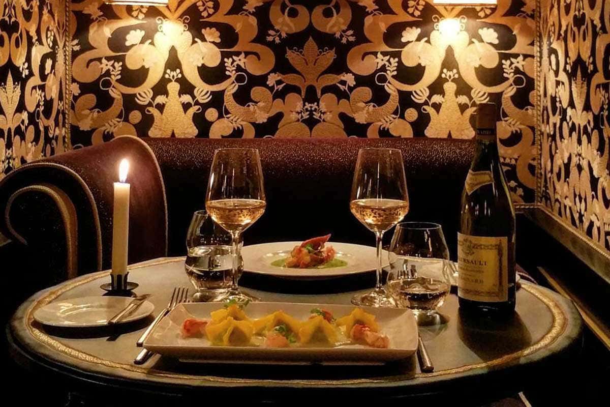 L'elegante mise en place del ristorante Dall'aperitivo al dopocena, a Casa Coppelle un'esperienza senza interruzioni