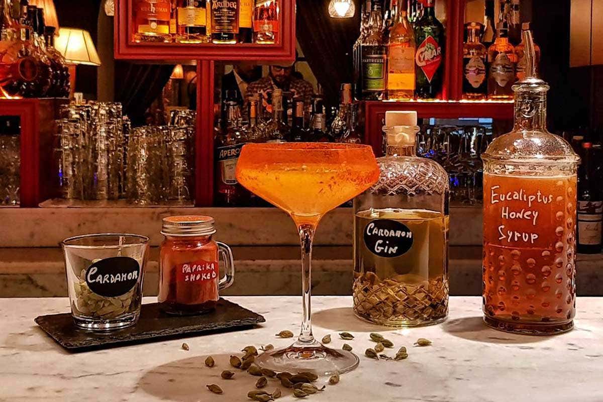 Fornitissimo il bar  Dall'aperitivo al dopocena, a Casa Coppelle un'esperienza senza interruzioni