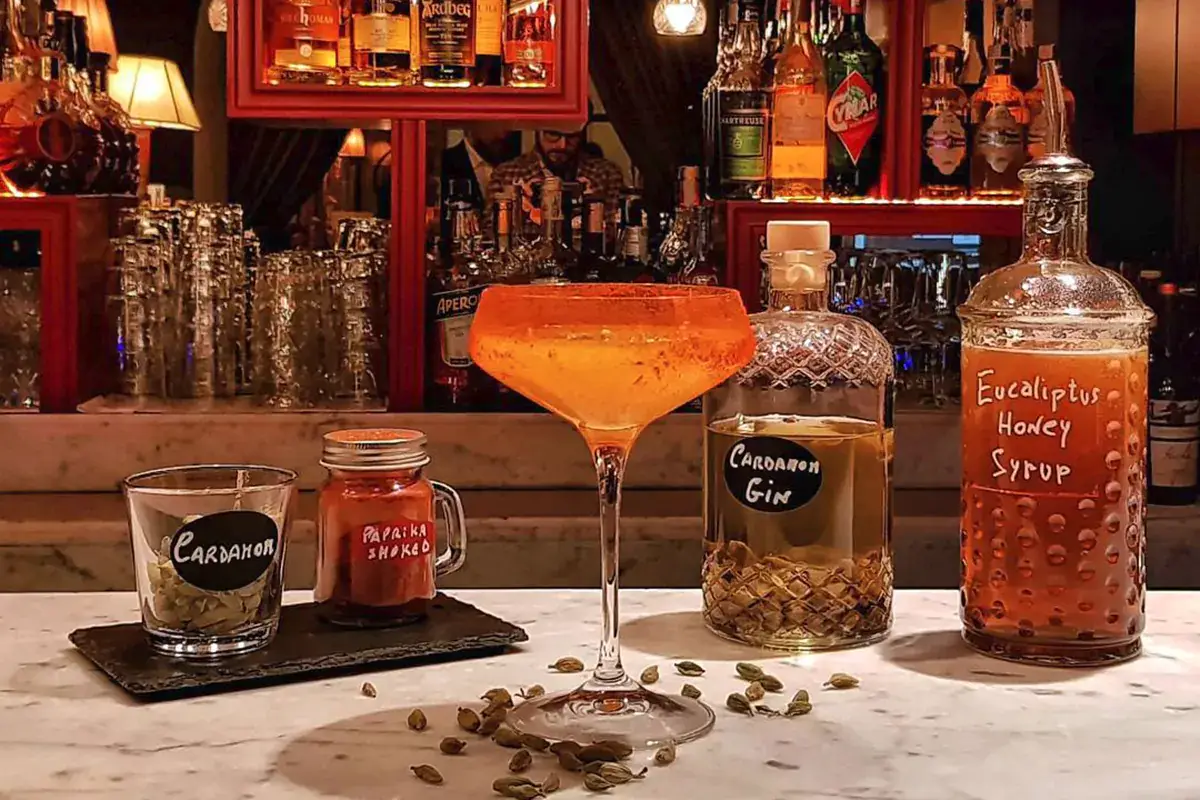 Fornitissimo il bar  Dall'aperitivo al dopocena, a Casa Coppelle un'esperienza senza interruzioni