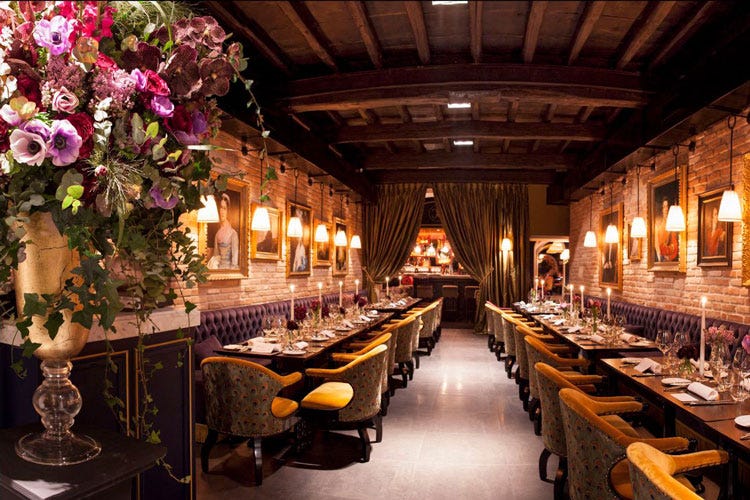 La sala del ristorante Casa Coppelle (Trentini porta a Casa Coppelle i sapori della tradizione piemontese)