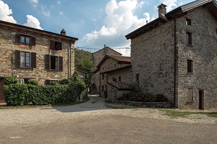 La Casa delle Favole è un villaggio di case in pietra, un tempo dimore di carbonai e taglialegna. Fonte: Facebbok Smart working con vista? In Emilia-Romagna per tutti gusti