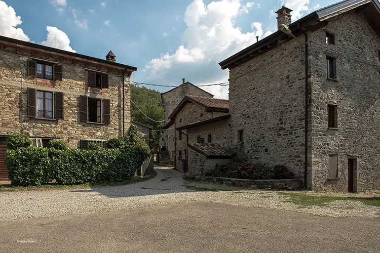 La Casa delle Favole &egrave; un villaggio di case in pietra, un tempo dimore di carbonai e taglialegna. Fonte: Facebbok Smart working con vista? In Emilia-Romagna per tutti gusti