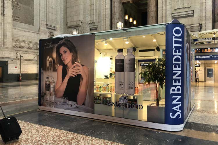 (San Benedetto torna a Milano Temporary Store in Stazione Centrale) (San Benedetto torna a Milano Temporary Store in Stazione Centrale)