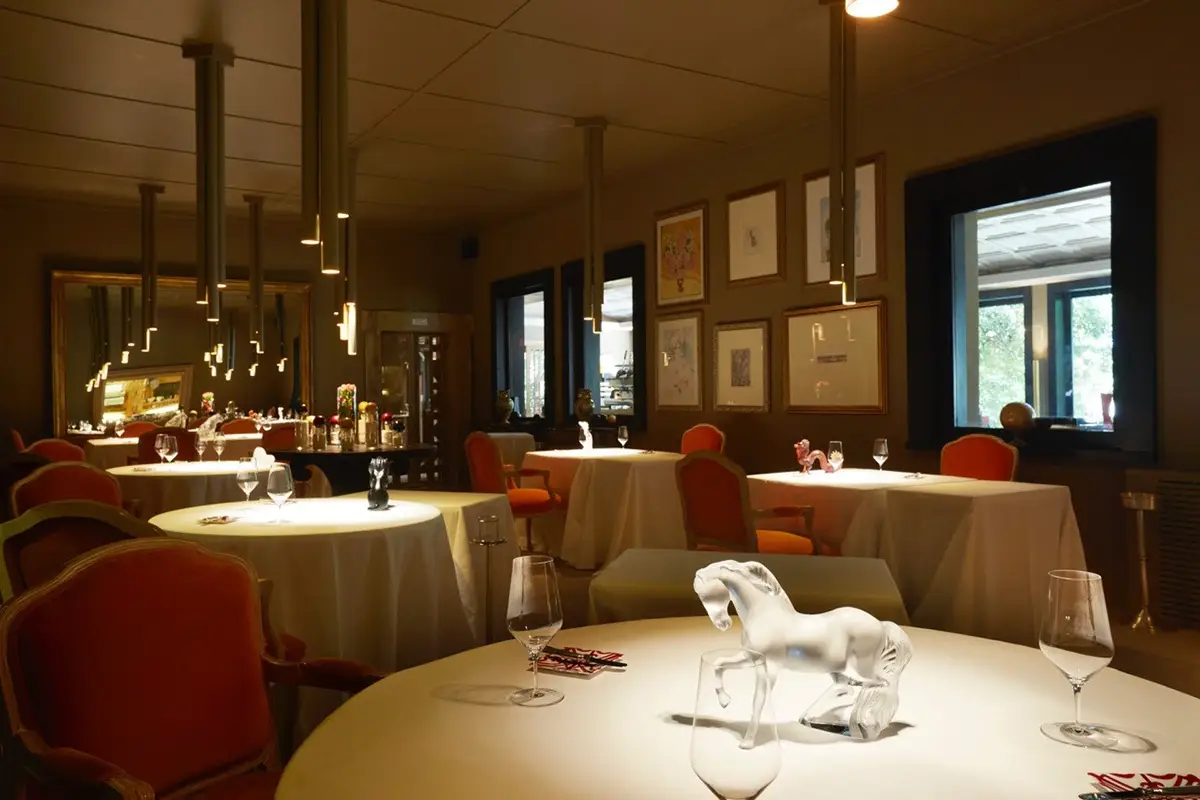 Il ristorante Vacanze a Casa Vissani, tra aperitivi vista lago e auto elettriche