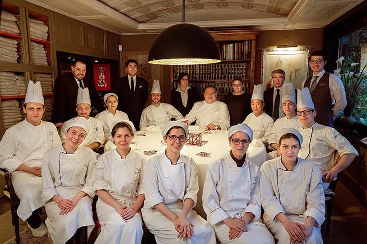 Lo staff di Casa Vissani (Casa Vissani, menu autunnali Due percorsi dedicati al Re Leone) Lo staff di Casa Vissani (Casa Vissani, menu autunnali Due percorsi dedicati al Re Leone)
