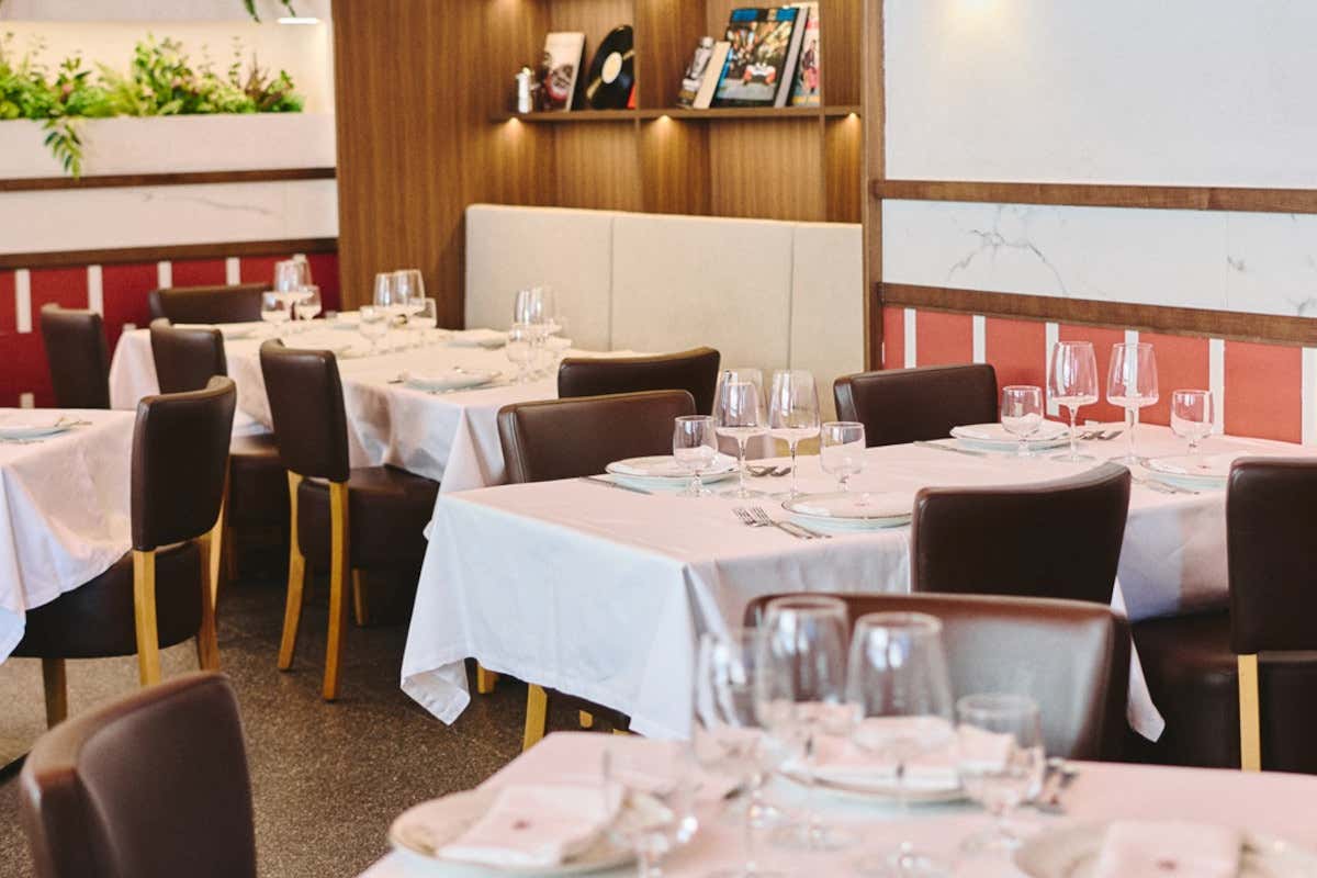 Un angolo della sala del ristorante Casa 50 di Roma