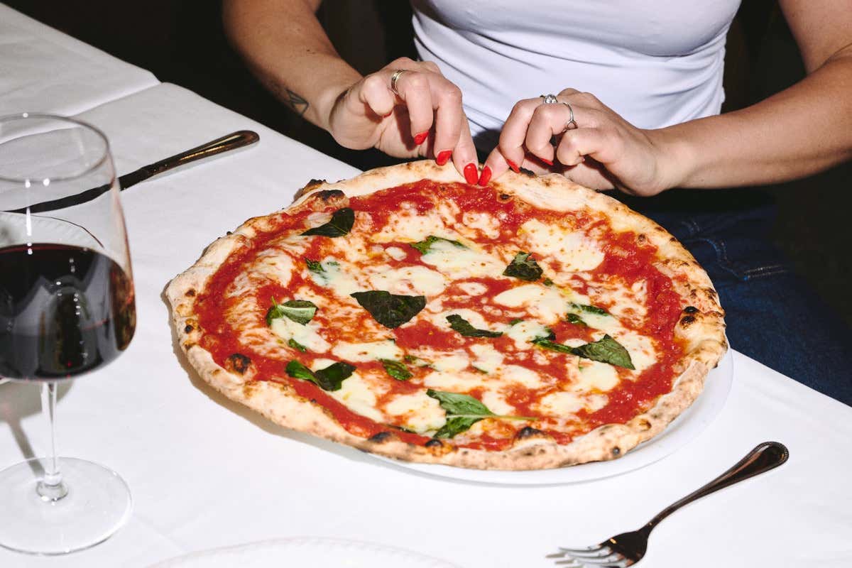 Da Casa 50 la pizza è più bassa e croccante, "alla romana"