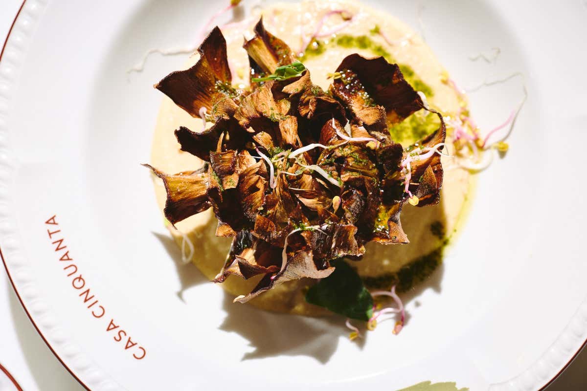 Carciofo croccante con hummus di ceci e salsa verde