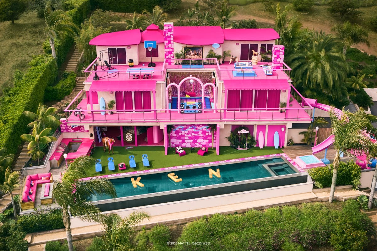 Malibu DreamHouse di Barbie. Foto Hogwash Studios Vivere come Barbie: Airbnb apre la DreamHouse rosa di Malibu