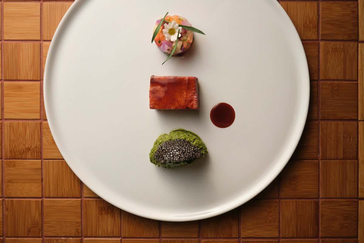 Lingua di vitello servita con salsa verde piemontese, caviale e una macedonia agrodolce