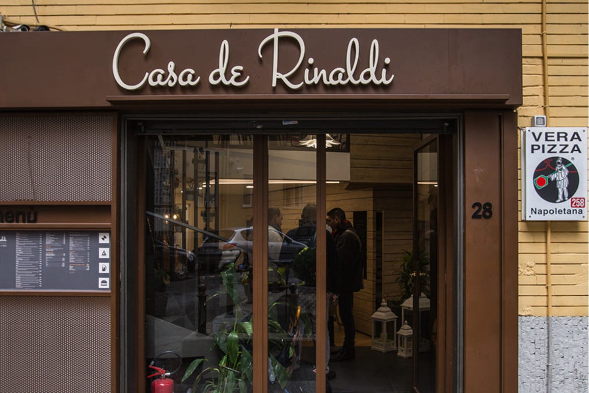 Un'immagine della pizzeria Casa de Rinaldi a Napoli 