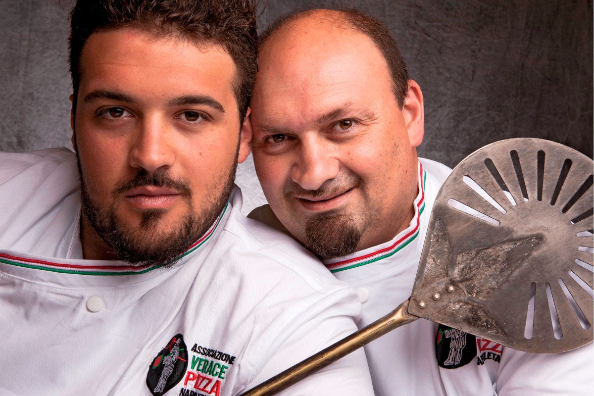 Da sinistra: Salvatore de Rinaldi e suo figlio Cristiano, titolari di Casa de Rinaldi, sono i vincitori della quarta edizione di Best Avpn Pizzeria 