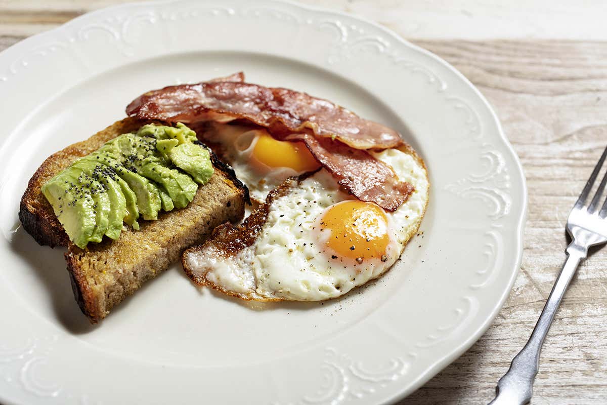 Uova all'occhio di bue con bacon croccante e bruschettina all'avocado Casa