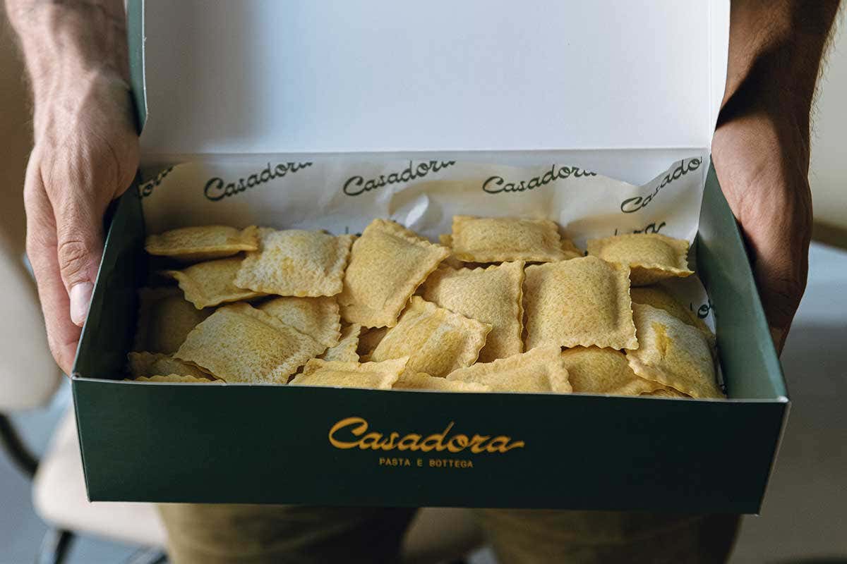 La confezione per portarsi a casa la pasta fresca di Casadora Casadora apre a Roma le porte del suo laboratorio di pasta fresca con cucina