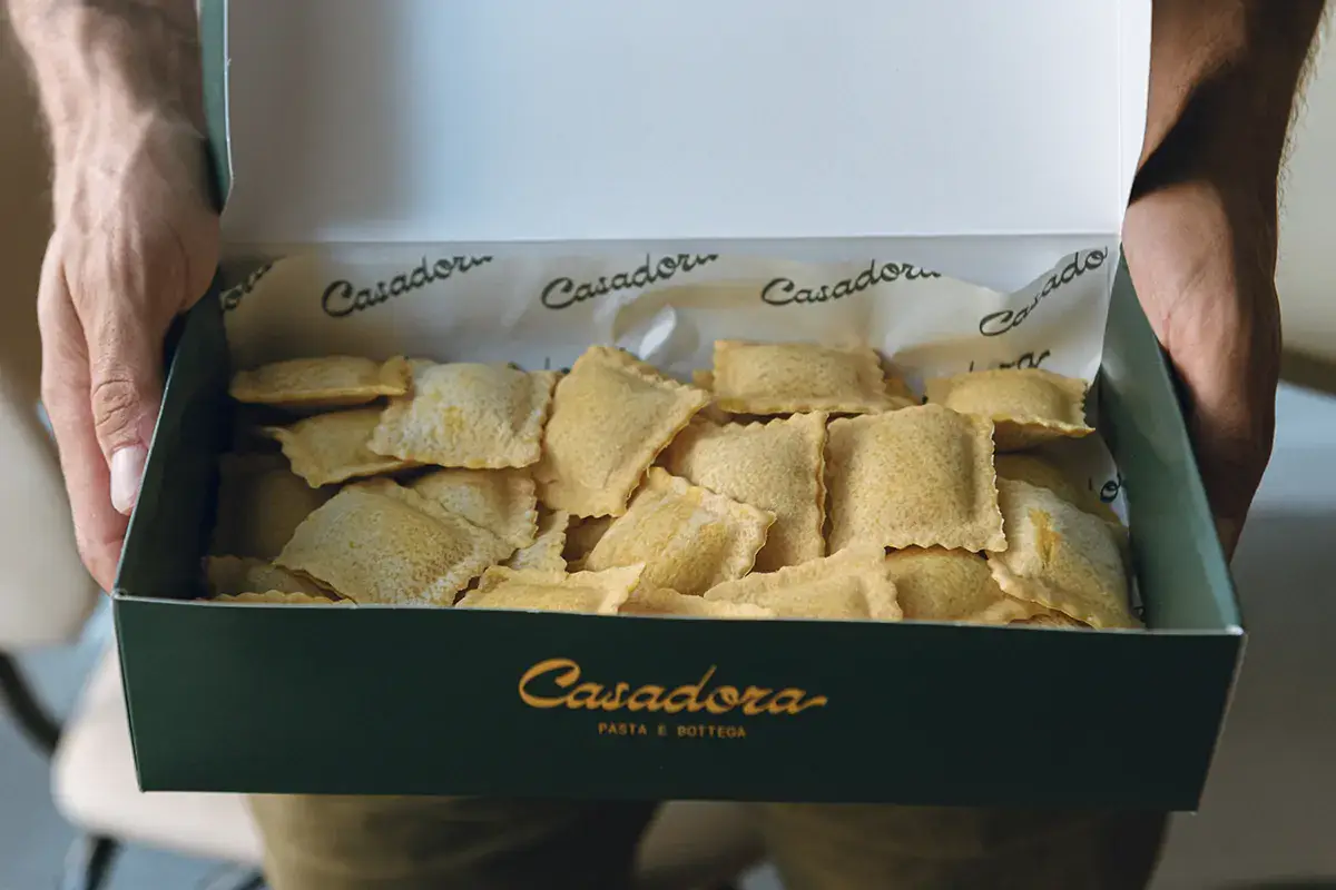 La confezione per portarsi a casa la pasta fresca di Casadora Casadora apre a Roma le porte del suo laboratorio di pasta fresca con cucina
