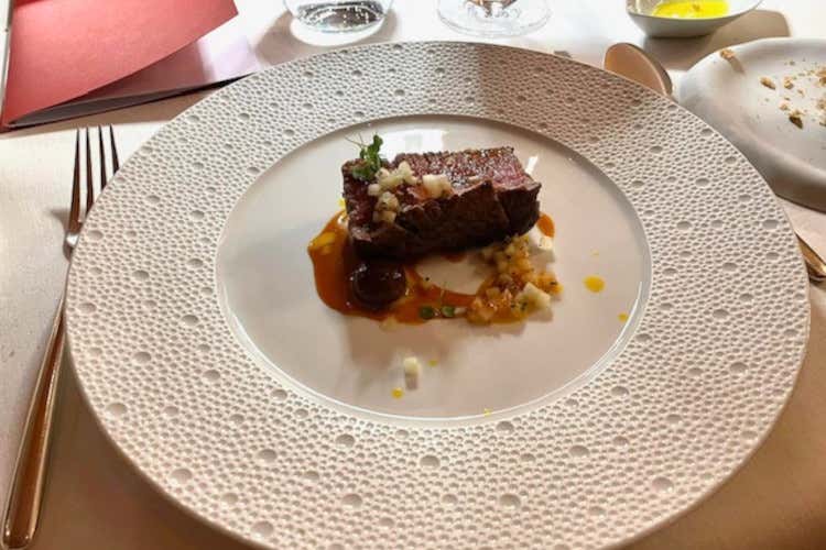 Filetto di bue alla brace con agrumi, capperi, olive nere e salsa affumicata al galanga Un italiano tra le stelle spagnole a San Pellegrino Sapori Ticino