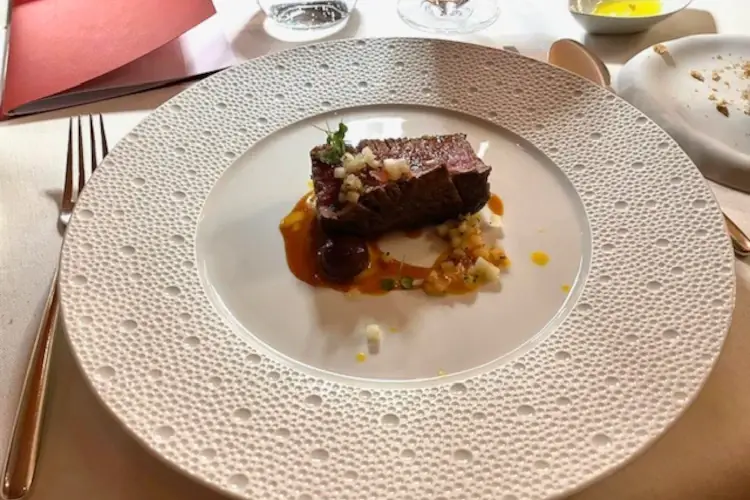 Filetto di bue alla brace con agrumi, capperi, olive nere e salsa affumicata al galanga Un italiano tra le stelle spagnole a San Pellegrino Sapori Ticino