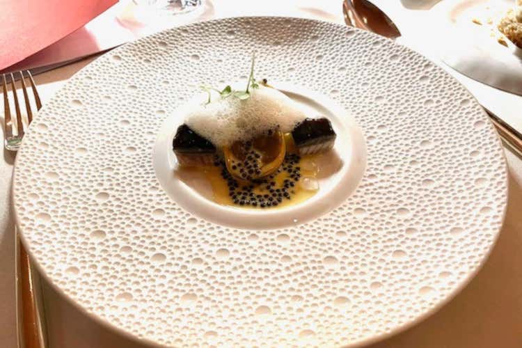 Ravioli di wagyu, anguilla glassata, crema iodata, rafano e caviale Un italiano tra le stelle spagnole a San Pellegrino Sapori Ticino