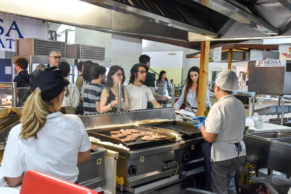 Un momento del servizio mense (pre-Covid) Aggregarsi per ripartire, la ricettadel Gruppo La Cascina Cooperativa