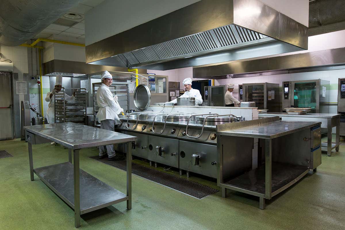 Un centro di cottura del Gruppo La Cascina Cooperativa Aggregarsi per ripartire, la ricettadel Gruppo La Cascina Cooperativa