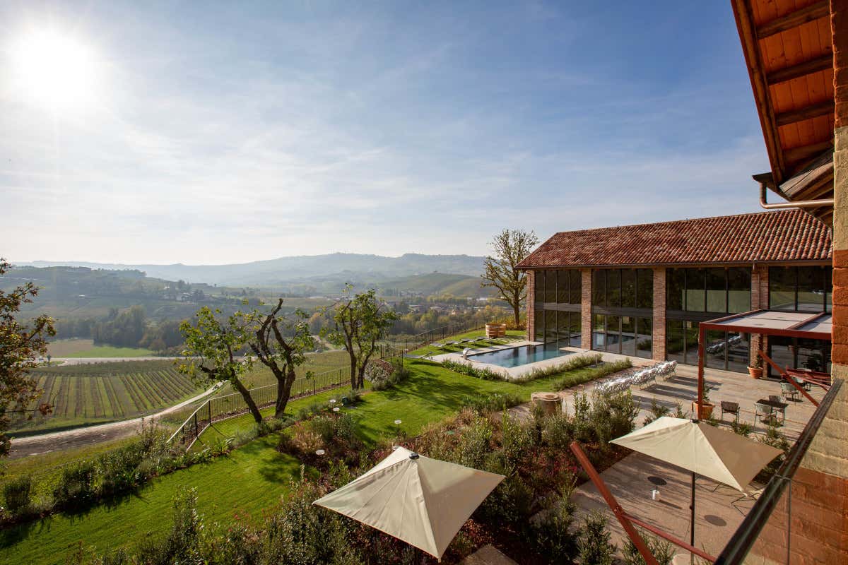 La vista da Cascina Galarej  Cascina Galarej, hotel di charme con vista sui vigneti delle Langhe